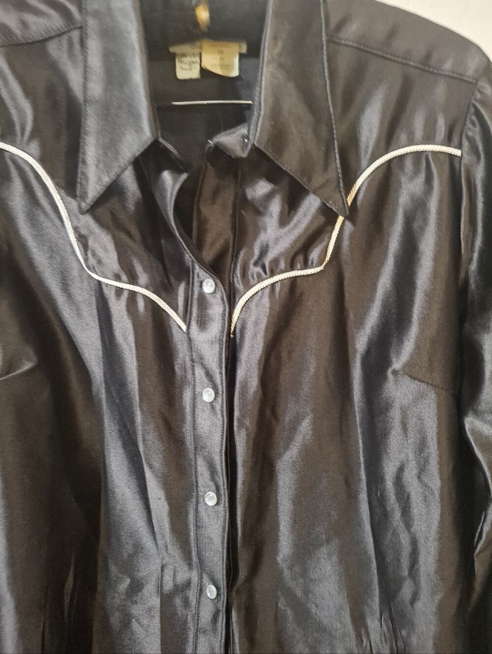 Woman"s Black Western-Style Button-Up Shirt with Contrast Piping